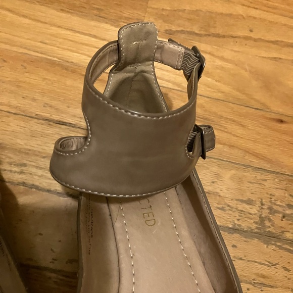 Restricted Grey Almond Toe Low Wedge Wide Ankle Strap Side Buckle sz 7.5 Demure - Picture 8 of 9